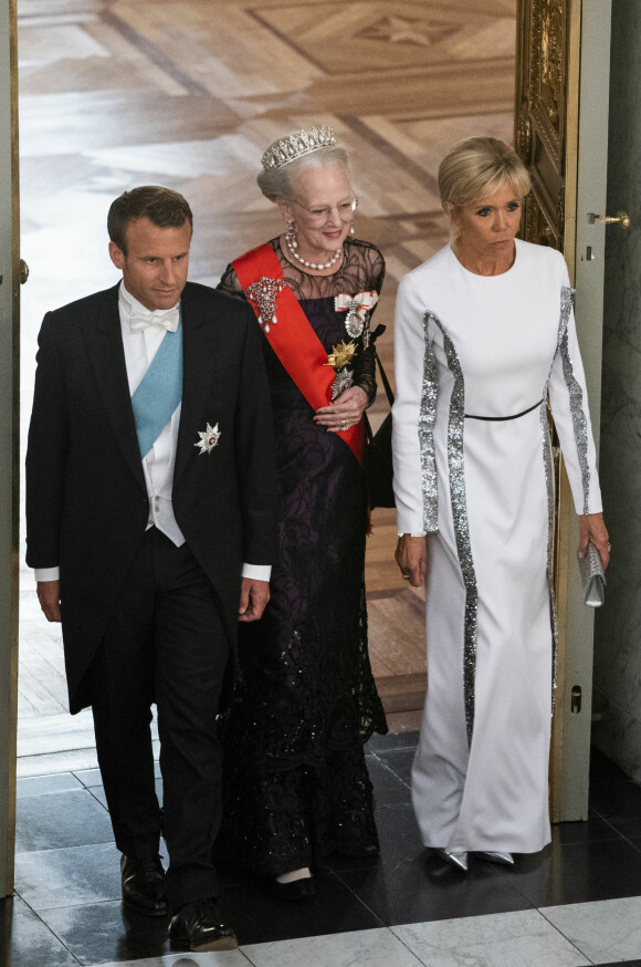 PÅ BESØK: Tirsdag ble Emmanuel Macron og kona Birgitte (65) invitert til en såkalt gallataffel på Amalienborg. Her sammen med dronning Margrethe. Foto: NTB Scanpix PÅ BESØK: Tirsdag ble Emmanuel Macron og kona Birgitte (65) invitert til en såkalt gallataffel på Amalienborg. Her sammen med dronning Margrethe. Foto: NTB Scanpix